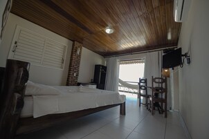 Premium suite, uitzicht op zee | 1 slaapkamer, een minibar, een strijkplank/strijkijzer