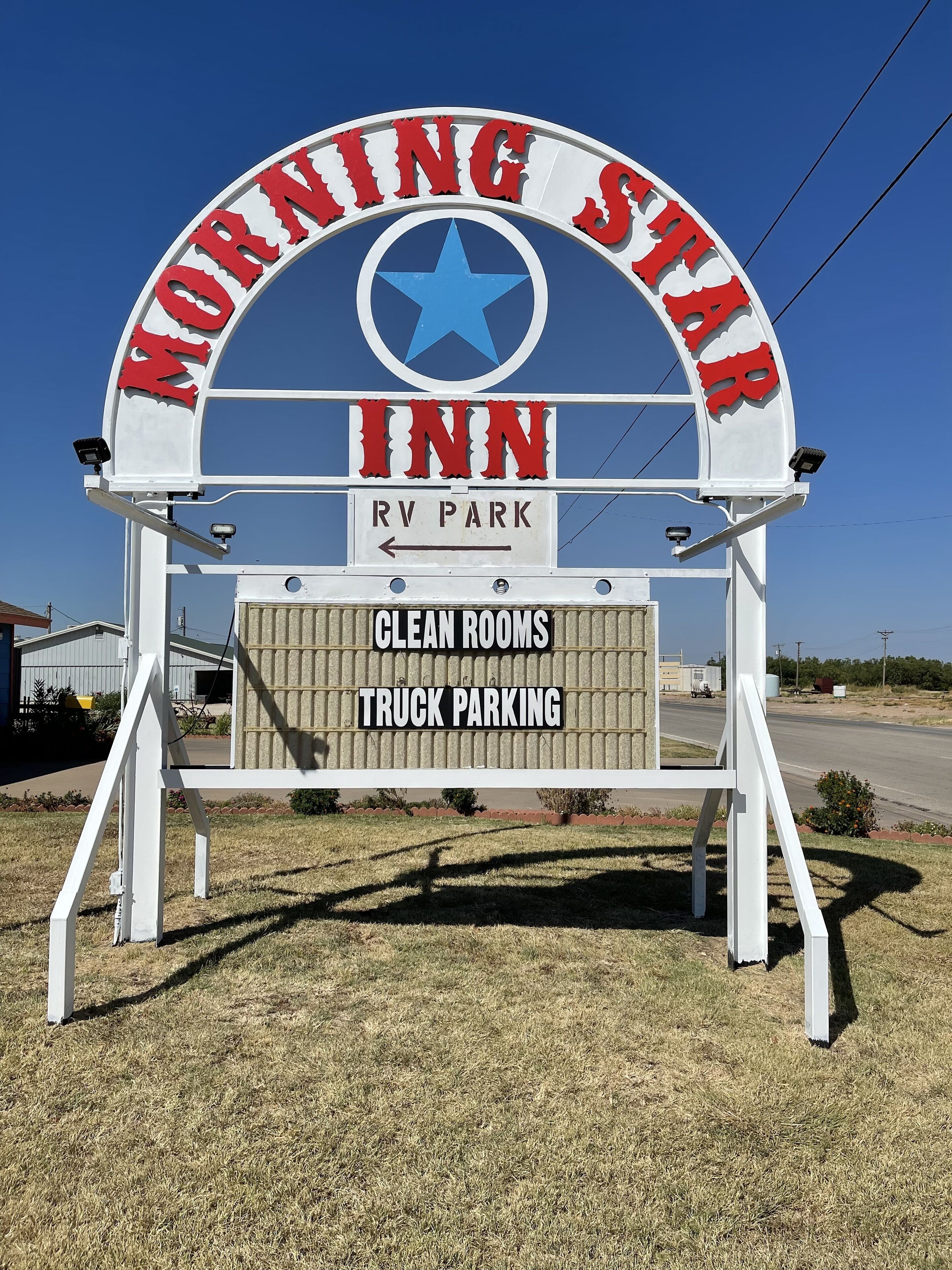Señal del Parque para Vehículos Recreativos Morning Star Inn, que indica habitaciones limpias y estacionamiento para camiones.