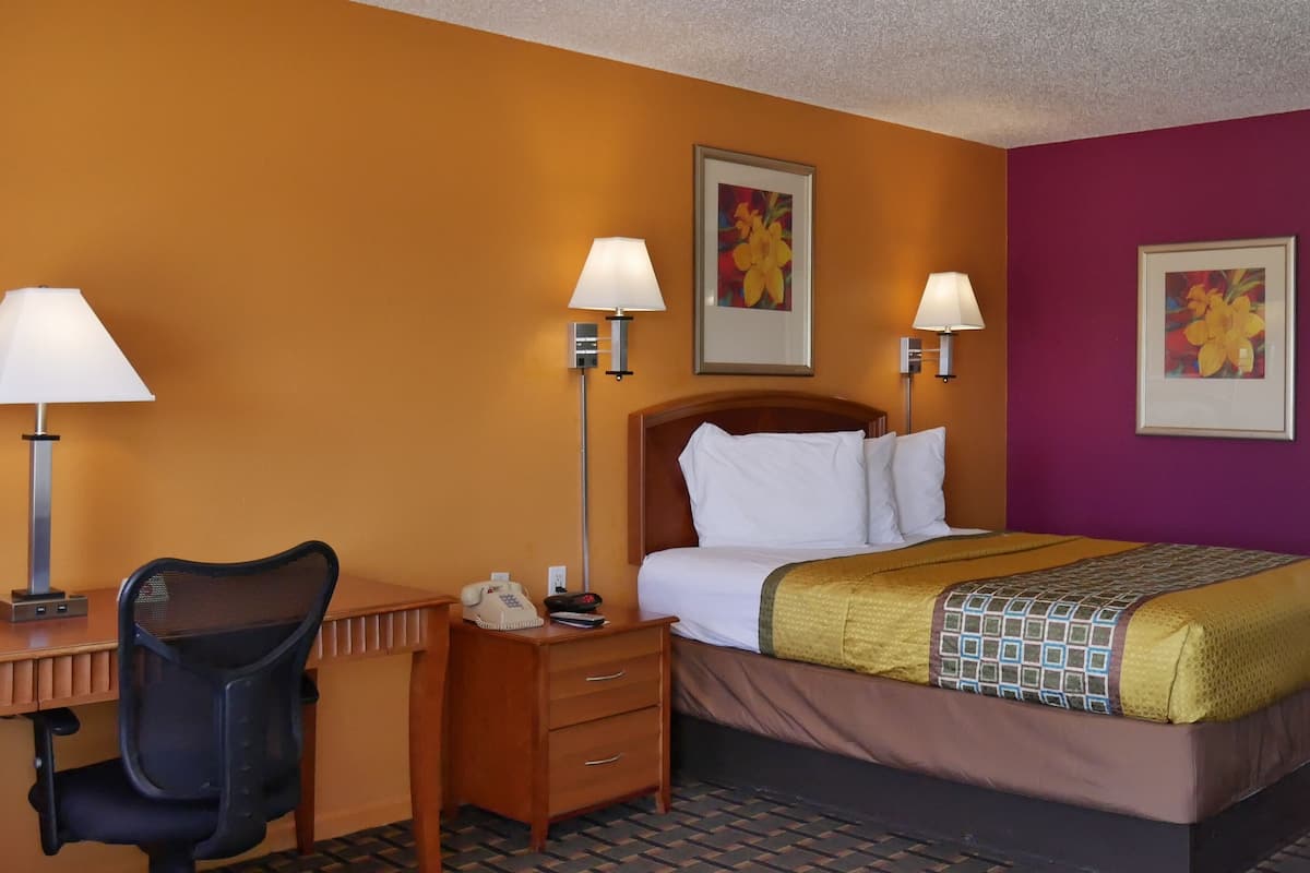 Standard Room, 1 Queen Bed, Non Smoking | Premium bedding, in-room safe, desk, free WiFi