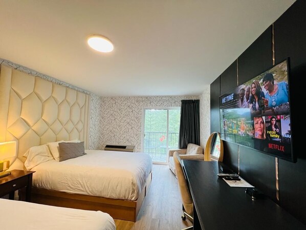 Premium bedding, pillow-top beds, in-room safe, blackout curtains - Hotel Civilia Lakeside by Civilia Golf Retreat (Clearwater)