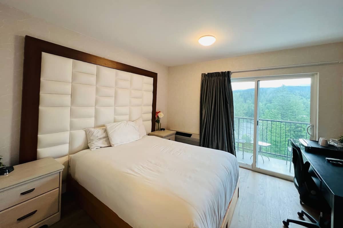 Family Room, Multiple Beds, Non Smoking, Mountain View