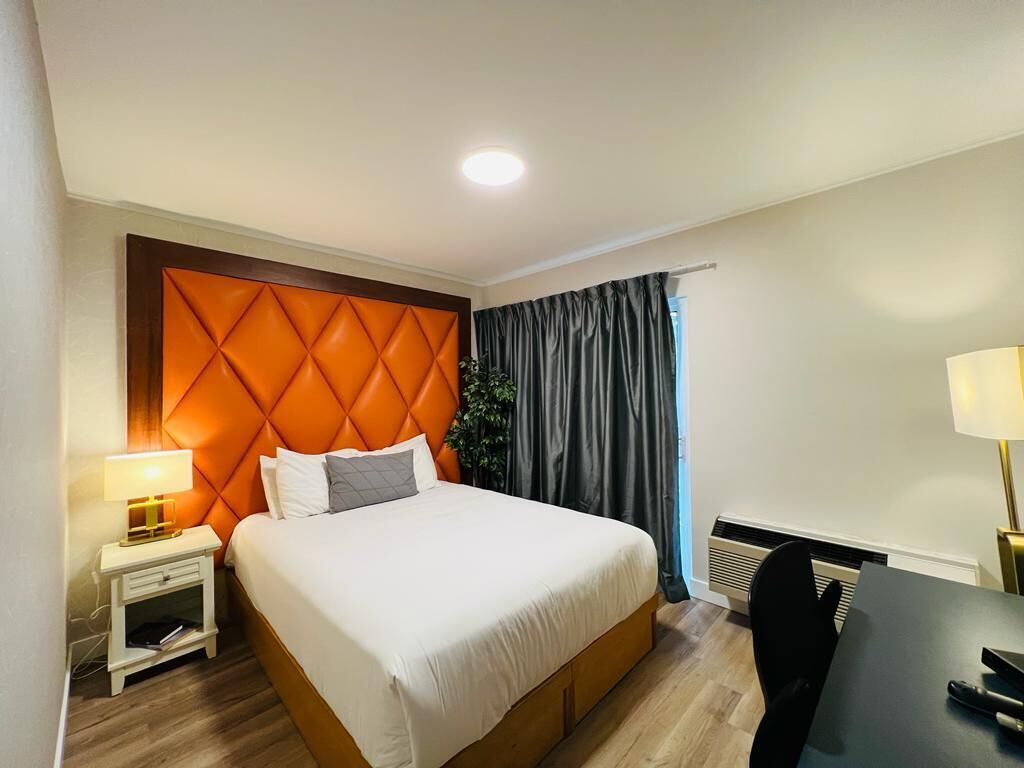Signature Room, 1 Queen Bed, Kitchenette, Mountain View | Premium bedding, pillow-top beds, in-room safe, blackout curtains