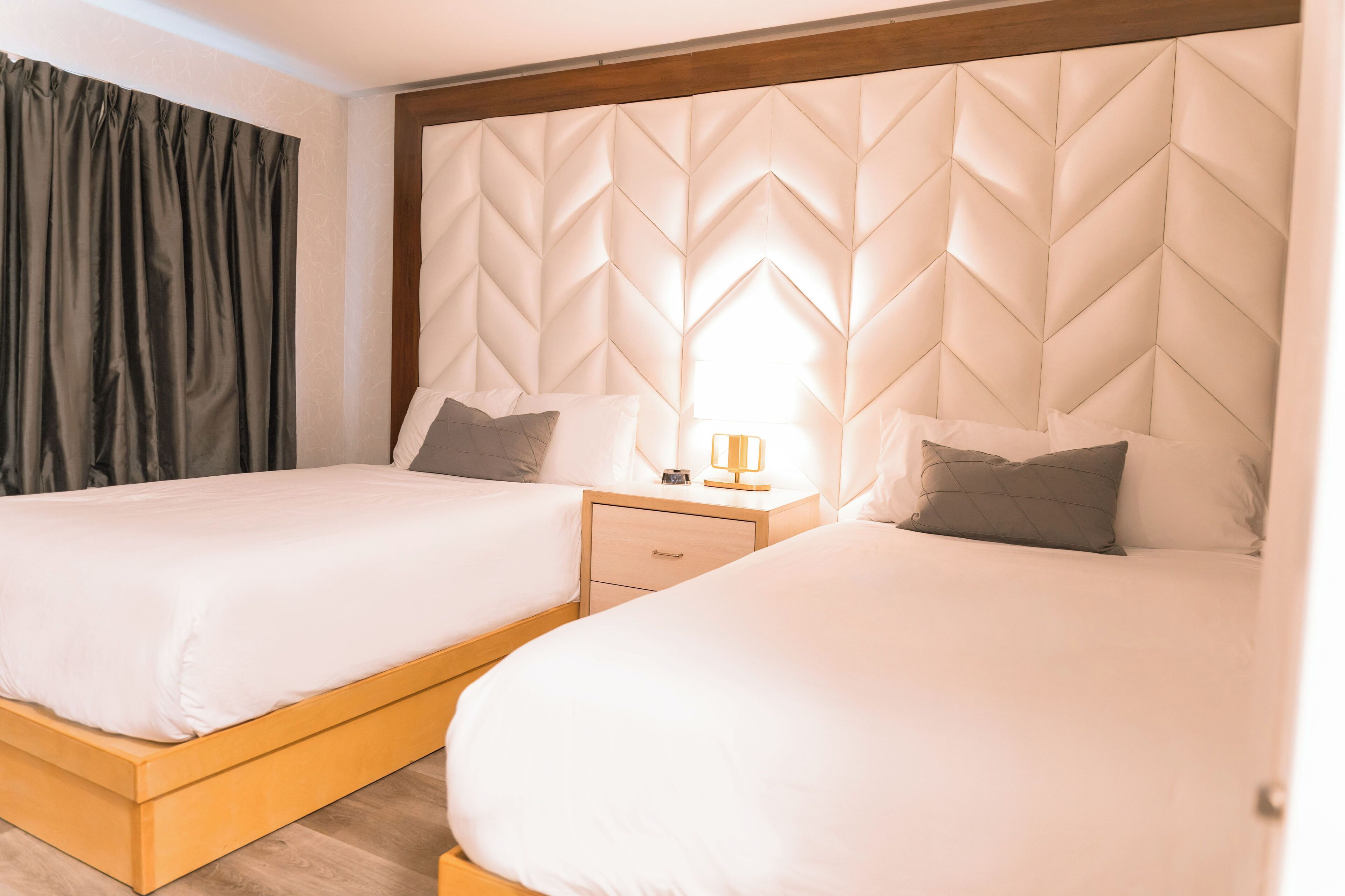 Familierom, 2 soverom, tekjøkken, fjellutsikt | Sengetøy av topp kvalitet, senger med overmadrass og safe på rommet