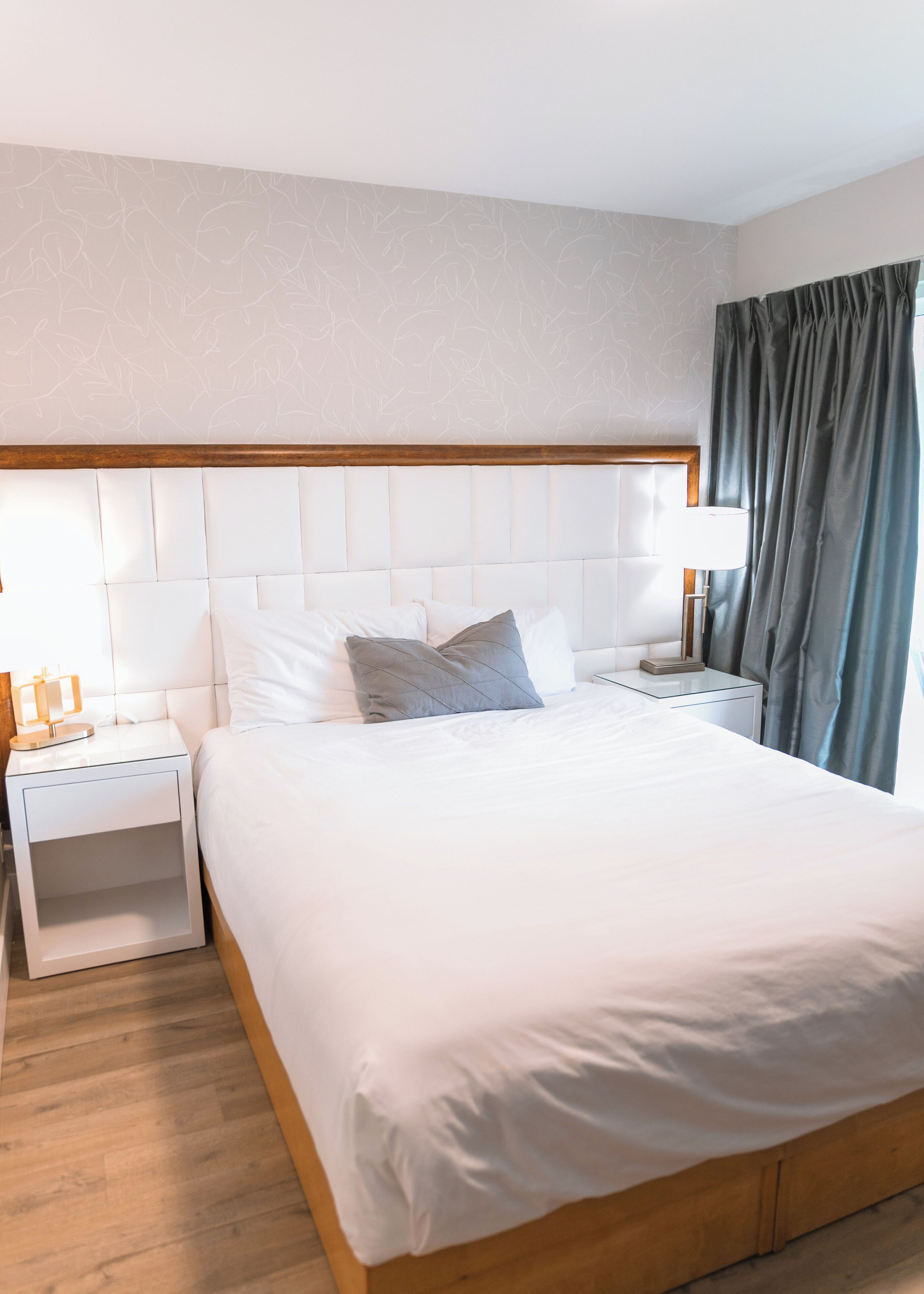 Sengetøy av topp kvalitet, senger med overmadrass og safe på rommet