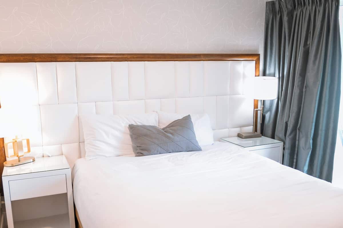 Sengetøy av topp kvalitet, senger med overmadrass og safe på rommet