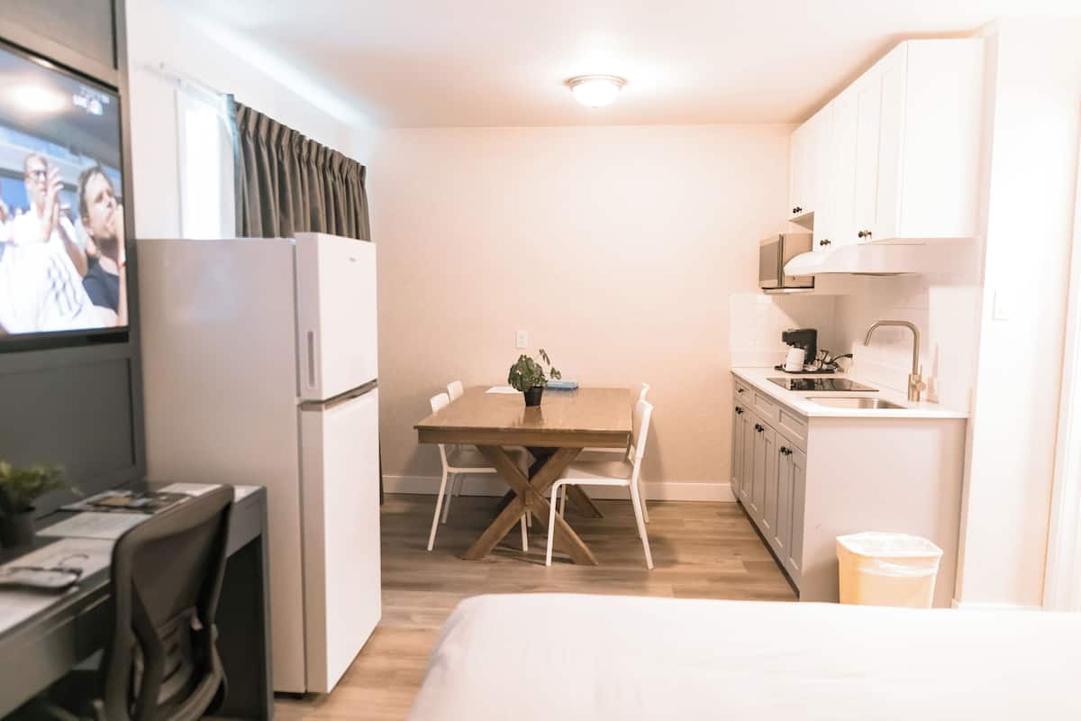 Family Room, 2 Bedrooms, Kitchenette, Mountain View