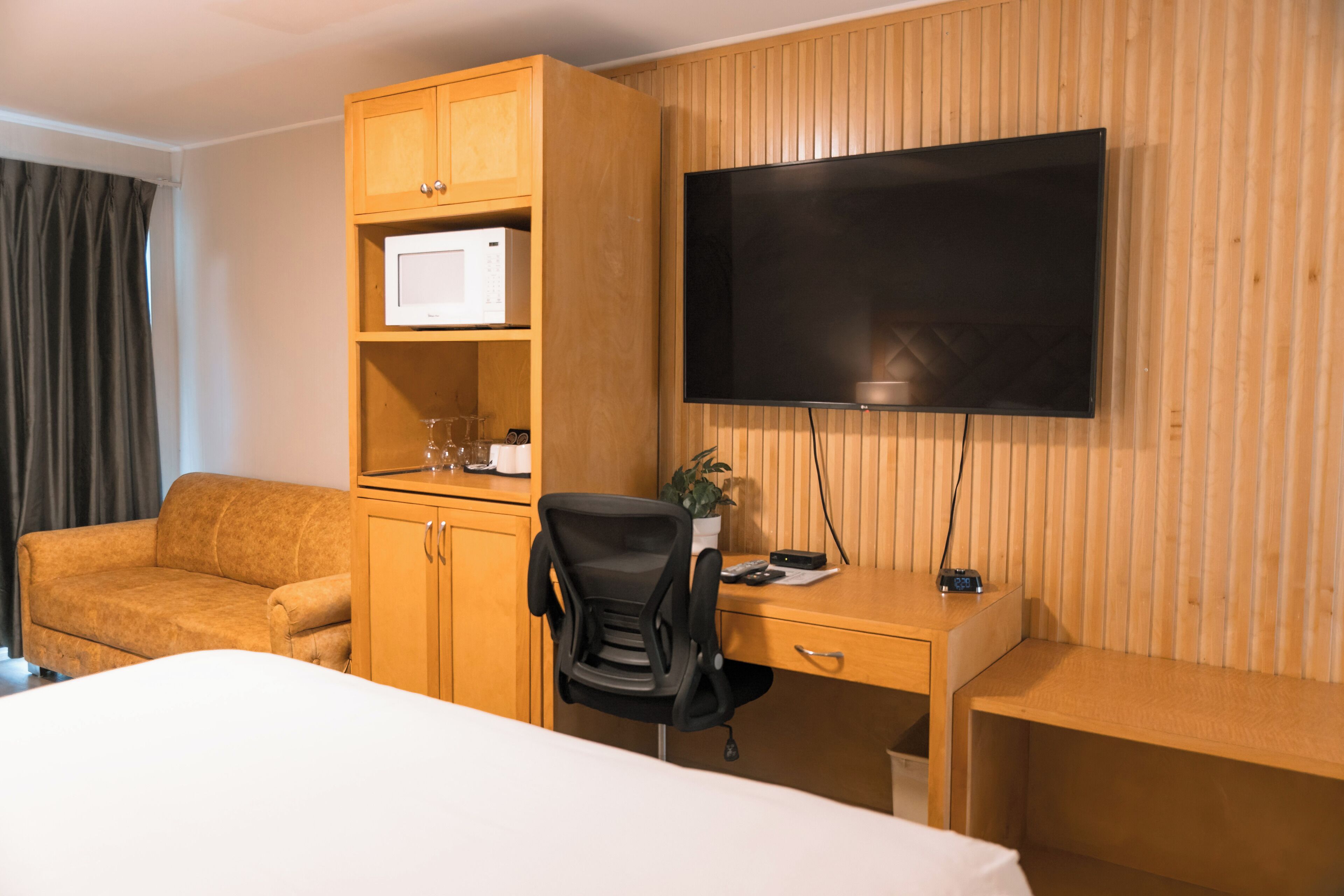 Premium Room, 1 King Bed, Mobility Accessible, Partial Lake View | Premium bedding, pillow-top beds, in-room safe, blackout curtains