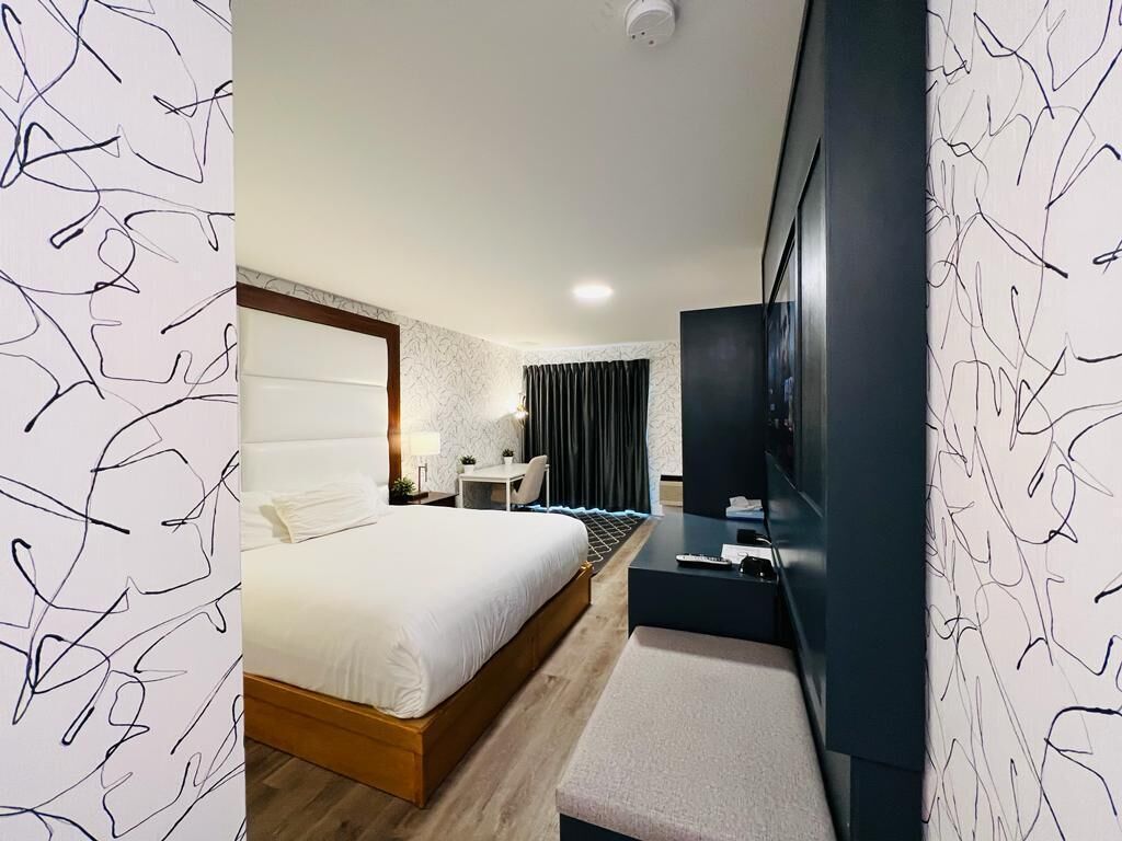 Signature Room, 1 King Bed, Non Smoking, Mountain View | Premium bedding, pillow-top beds, in-room safe, blackout curtains