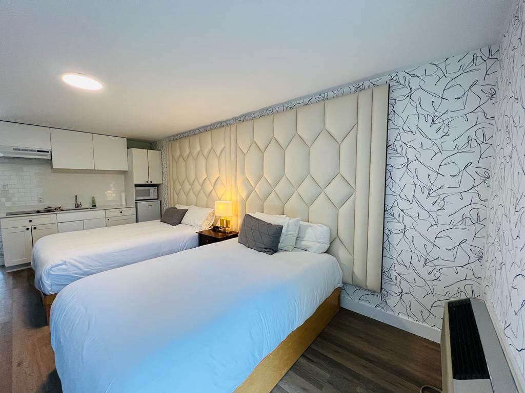 Dobbeltrom – premium, 2 dobbeltsenger, kjøkken, fjellutsikt | Sengetøy av topp kvalitet, senger med overmadrass og safe på rommet