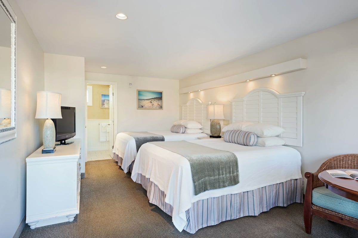 Premium bedding, in-room safe, desk, laptop workspace