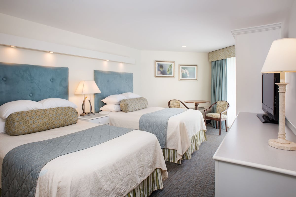 Premium bedding, in-room safe, desk, laptop workspace