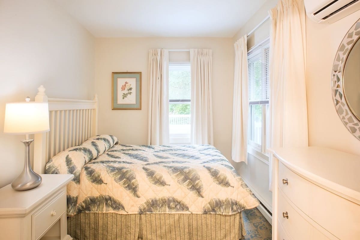 Premium bedding, in-room safe, desk, laptop workspace