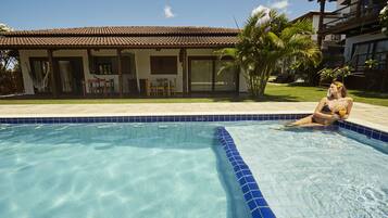 2 piscinas externas, funciona das 9h às 21h, barracas de cortesia