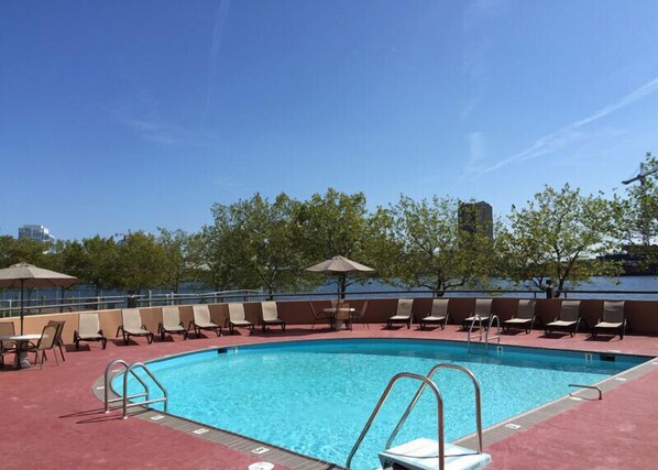 Alberca al aire libre por temporada 