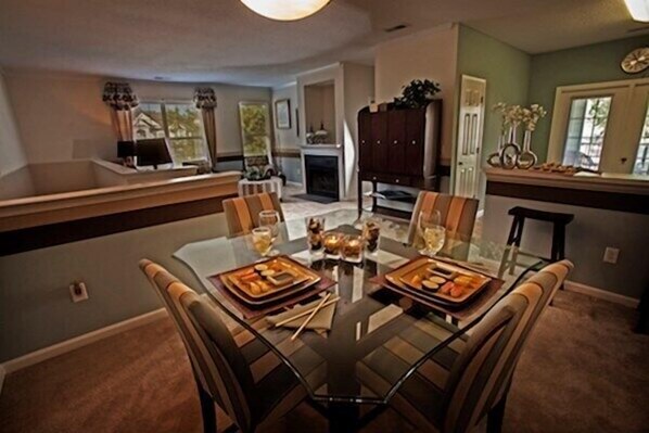 Departamento Deluxe, 1 habitación | Área de sala de estar | Televisión de pantalla plana y reproductor de DVD