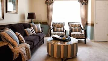Deluxe Apartment, 1 Bedroom | Living room | Flat-screen TV, DVD player