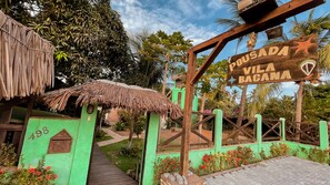 A rustic entrance with a wooden sign reading "Pousada Vila Bacana" and a thatched-roof structure. - Pousada Vila Bacana (São Miguel do Gostoso)