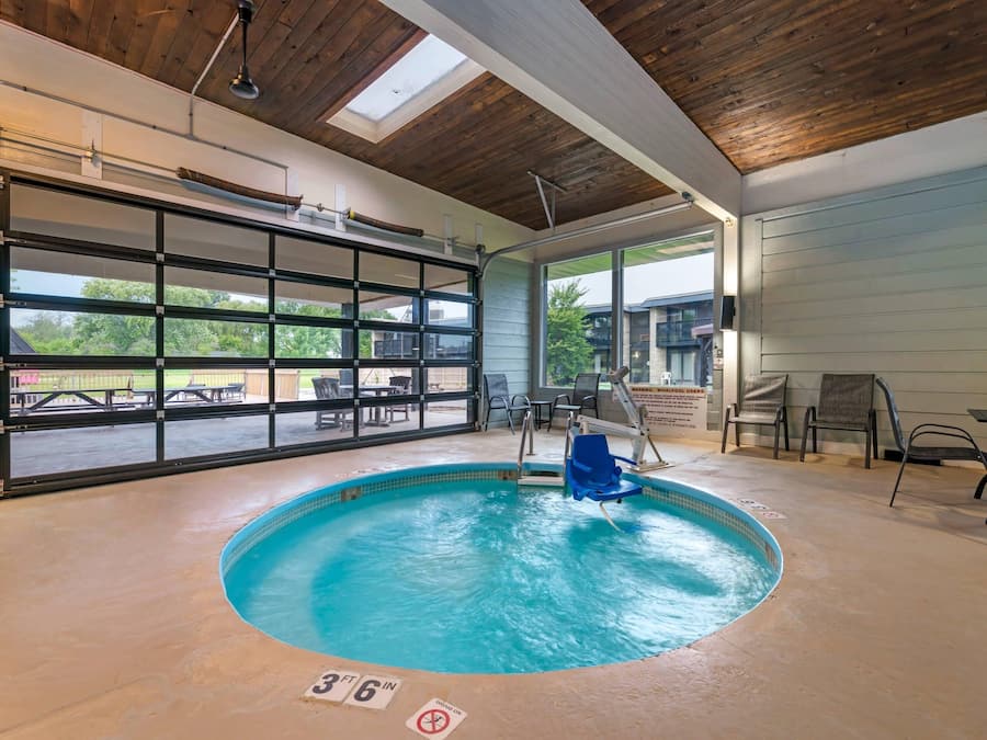 Piscina interna, funciona das 7h às 22h, guarda-sóis, espreguiçadeiras