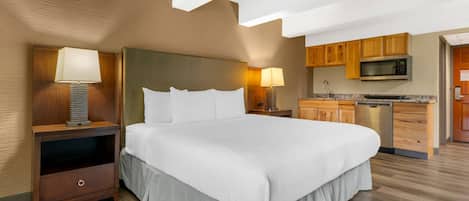 Habitación, 1 cama King size, para no fumadores (Efficiency ) | Escritorio, tabla de planchar con plancha y camas extra gratis