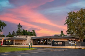 Exterior - Fairway Inn and Suites, an Ascend Collection Hotel (Mishicot)