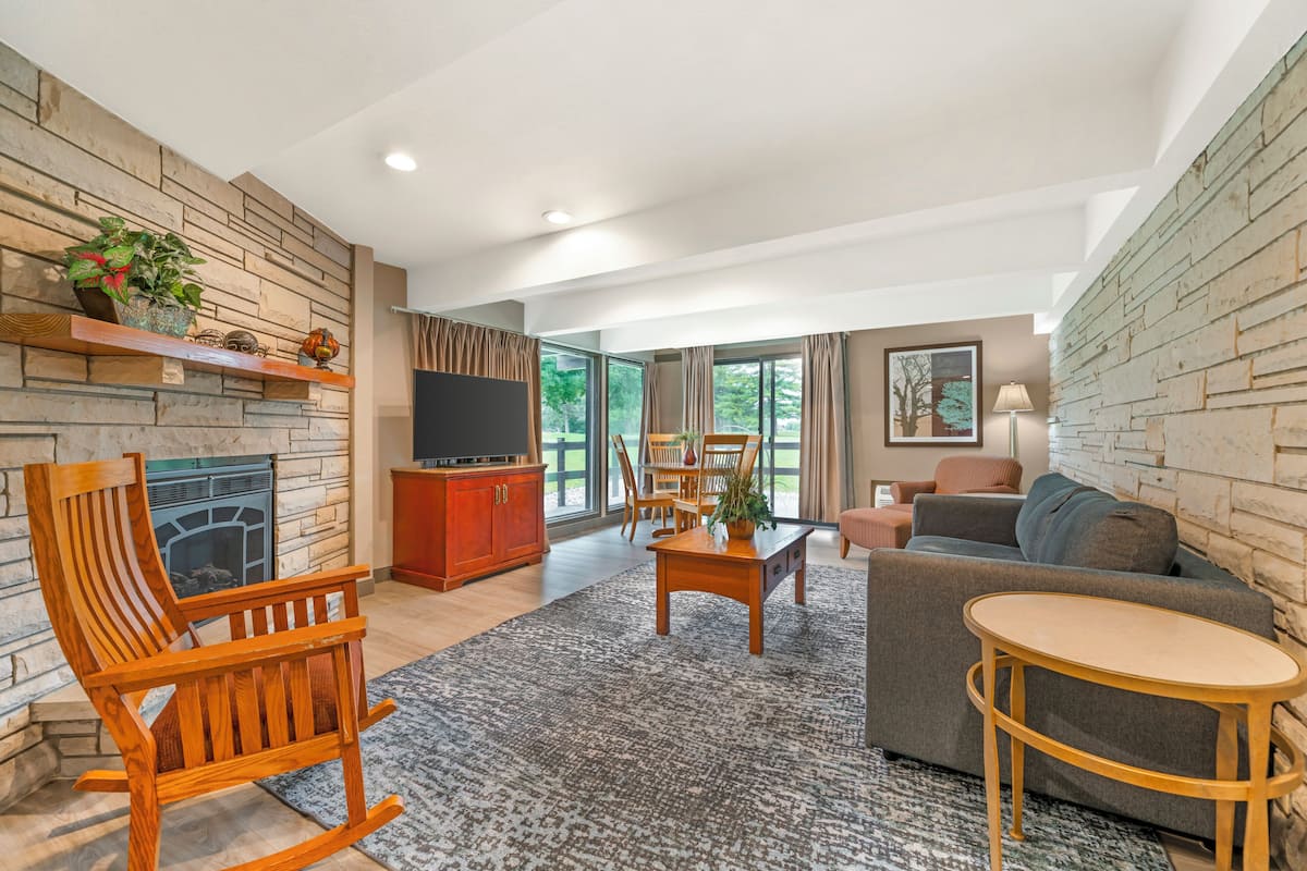 Premium Suite, 1 King Bed | Living area