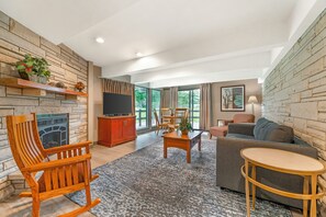 Premium Suite, 1 King Bed | Living area - Fairway Inn & Suites (Mishicot)