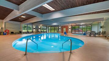 Piscina coperta, ombrelloni da piscina, lettini