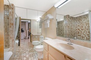 Suite, 1 King Bed with Sofa bed, Non Smoking | Desk, iron/ironing board, free rollaway beds, free WiFi - Fairway Inn & Suites (Mishicot)