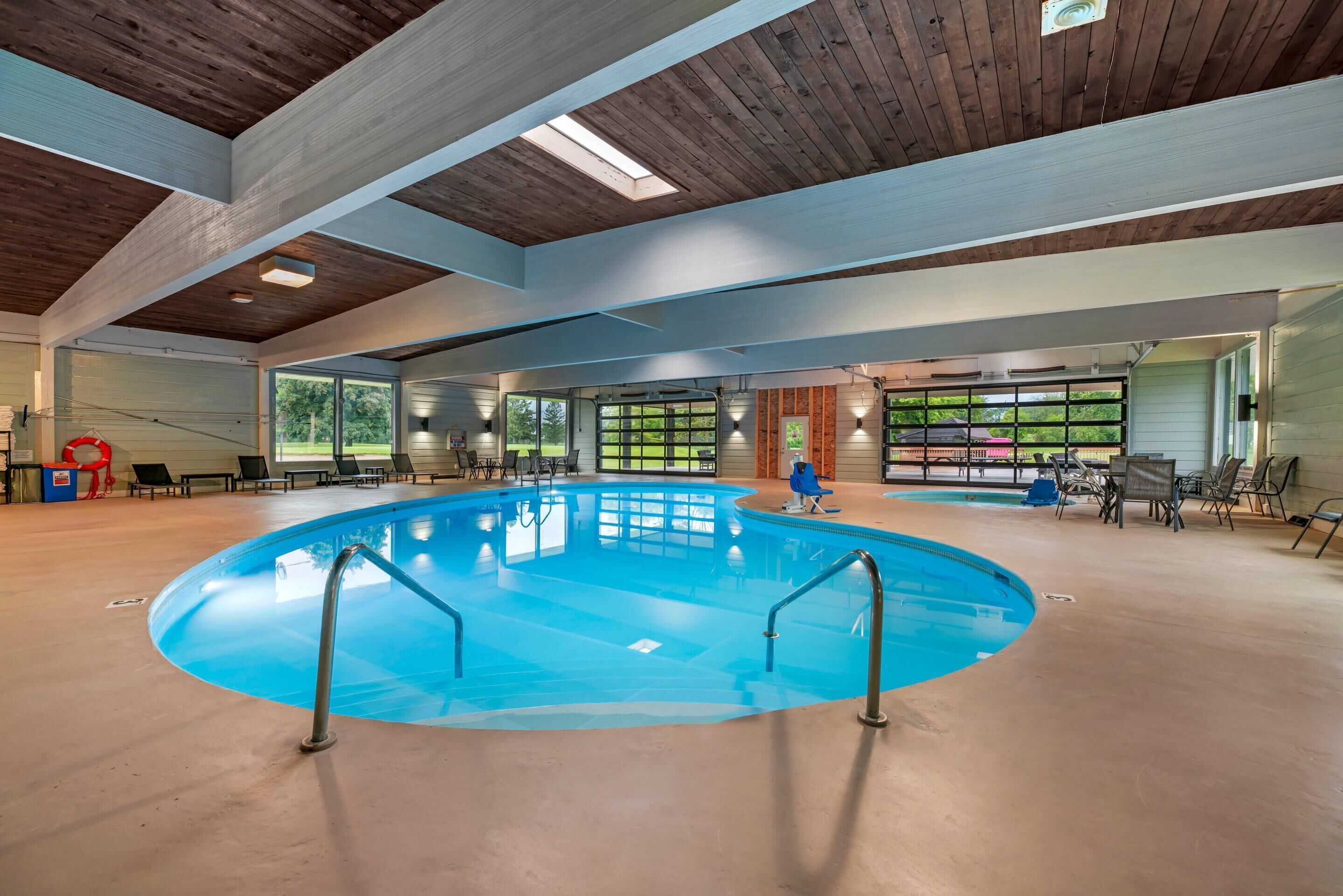 Piscine couverte, parasols de plage, chaises longues