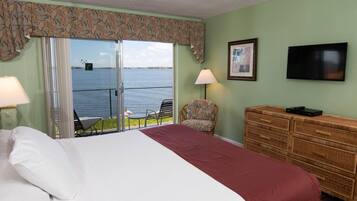 Apartamento, 1 habitación, vistas a la bahía | Ropa de cama de alta calidad, caja fuerte, escritorio