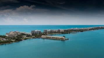 Un hotel costero con varias edificaciones a lo largo de la costa, que incluye un puerto deportivo y una extensa masa de agua.