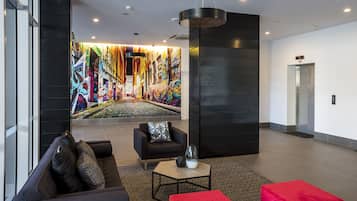 Coin salon dans le hall