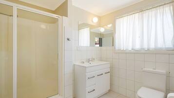 Townhome, 2 Bedrooms | Bilik Mandi | Pancuran mandi, pengering rambut, tuala disediakan, tisu tandas
