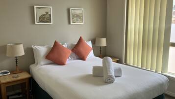 Townhome, 2 Bedrooms | 2 bilik tidur, dihias secara berasingan