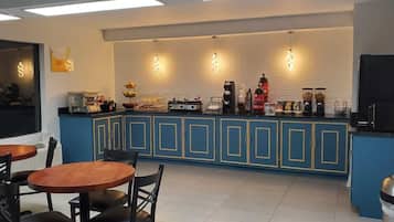 Café da manhã completo grátis todos os dias