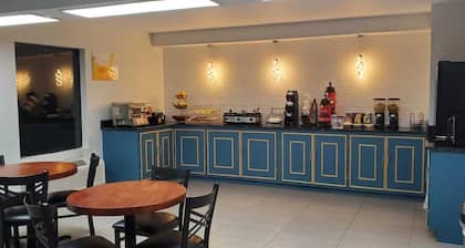 Excellent Inn & Suites