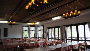 Breakfast and dinner served