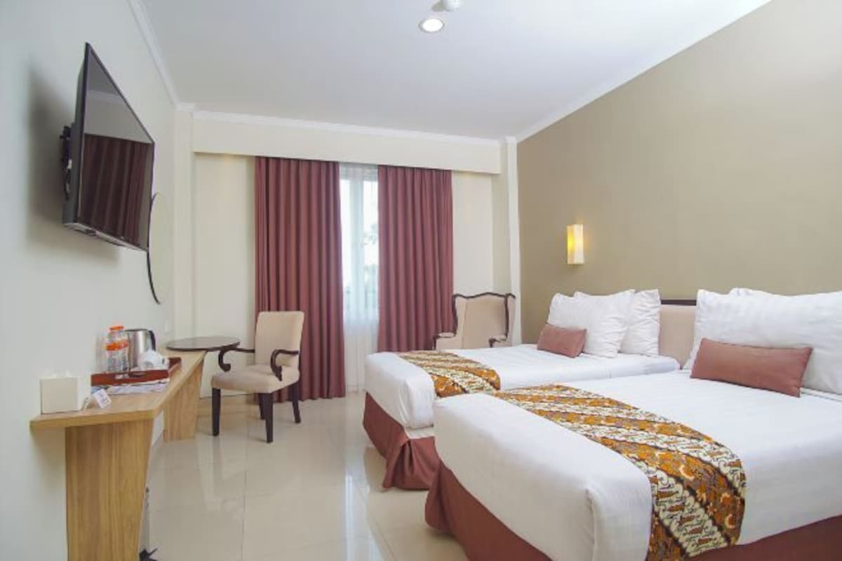 Tabla de planchar con plancha, wifi gratis, ropa de cama