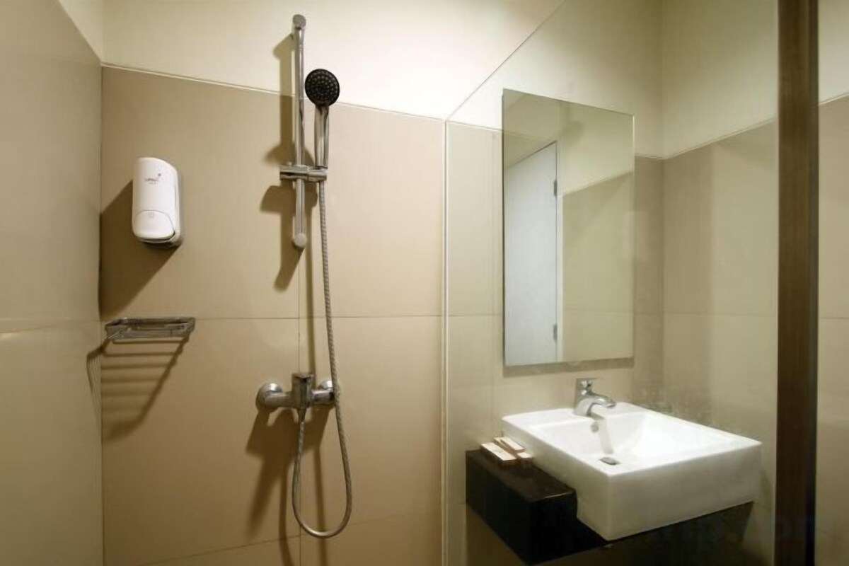 Douche, articles de toilette gratuits, sèche-cheveux, chaussons