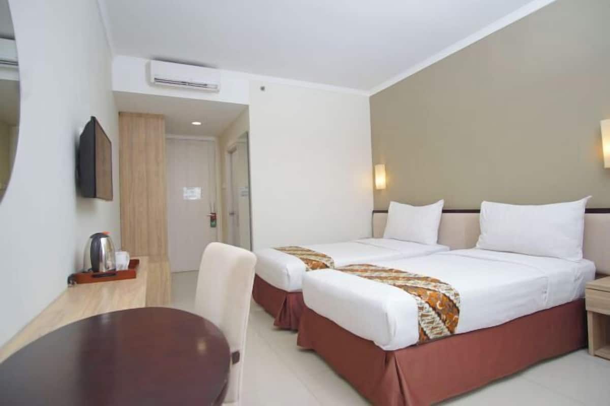 Iron/ironing board, free WiFi, bed sheets