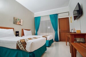 Habitación superior, 1 cama de matrimonio grande, fumadores | Tabla de planchar con plancha, wifi gratis, ropa de cama