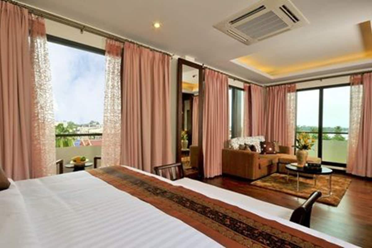 minibar, in-room safe, individually decorated, desk