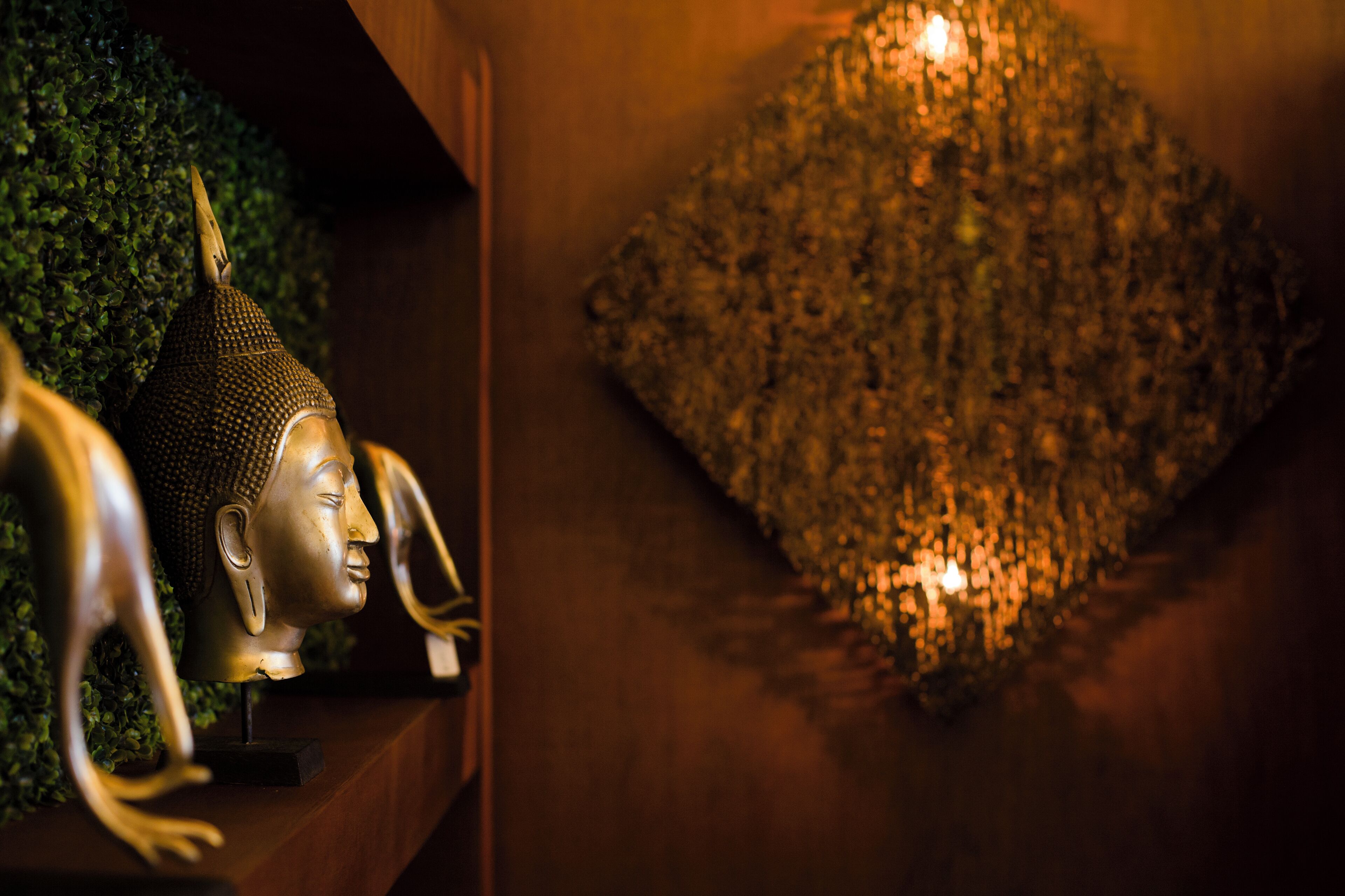 body treatments, aromatherapy, body scrubs, facials, 2 treatment rooms