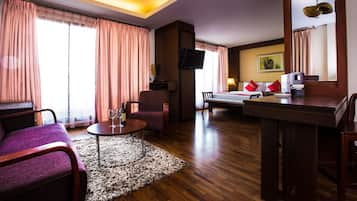 32-inch LCD TV with cable channels, TV