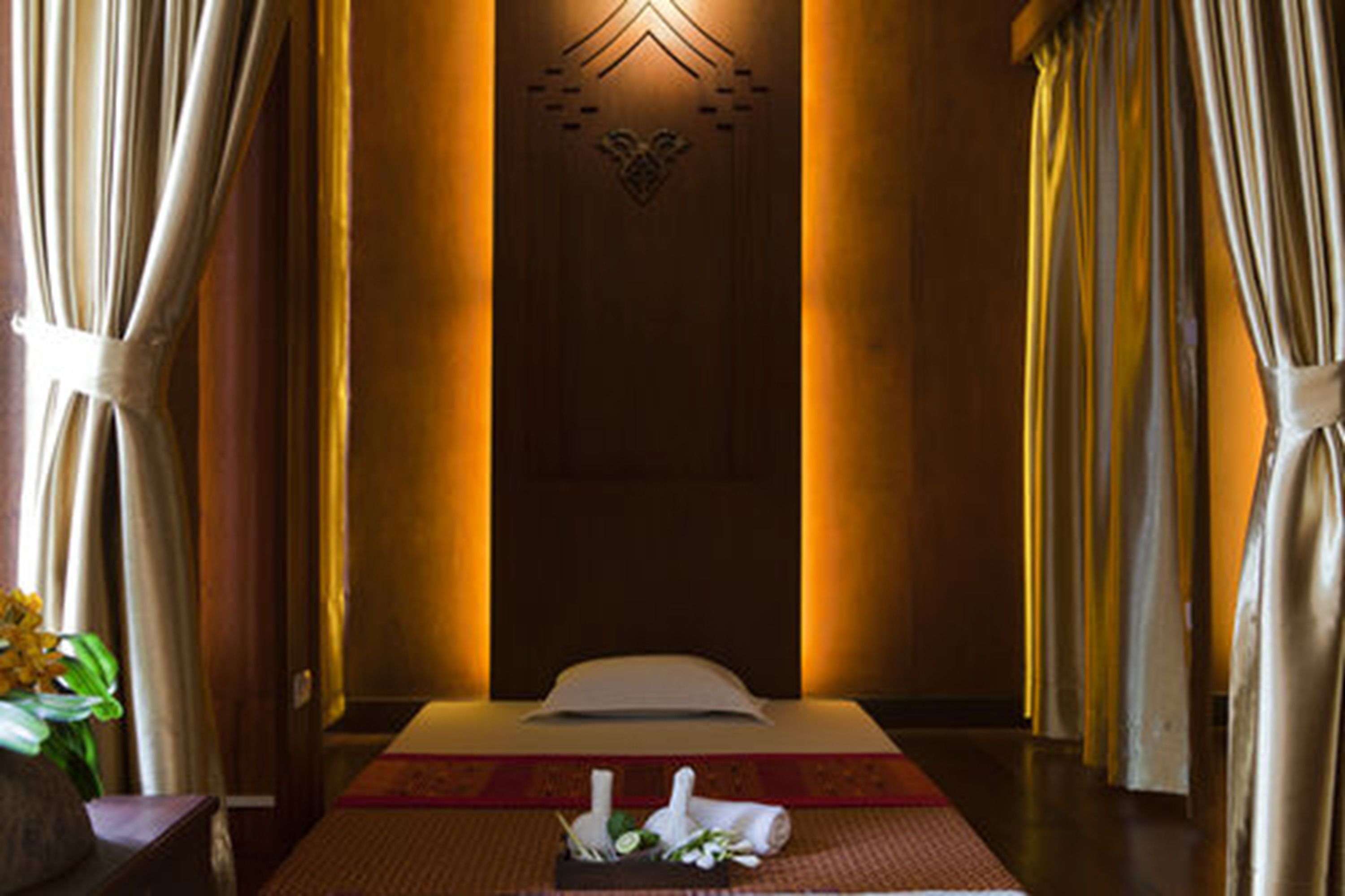 body treatments, aromatherapy, body scrubs, facials, 2 treatment rooms