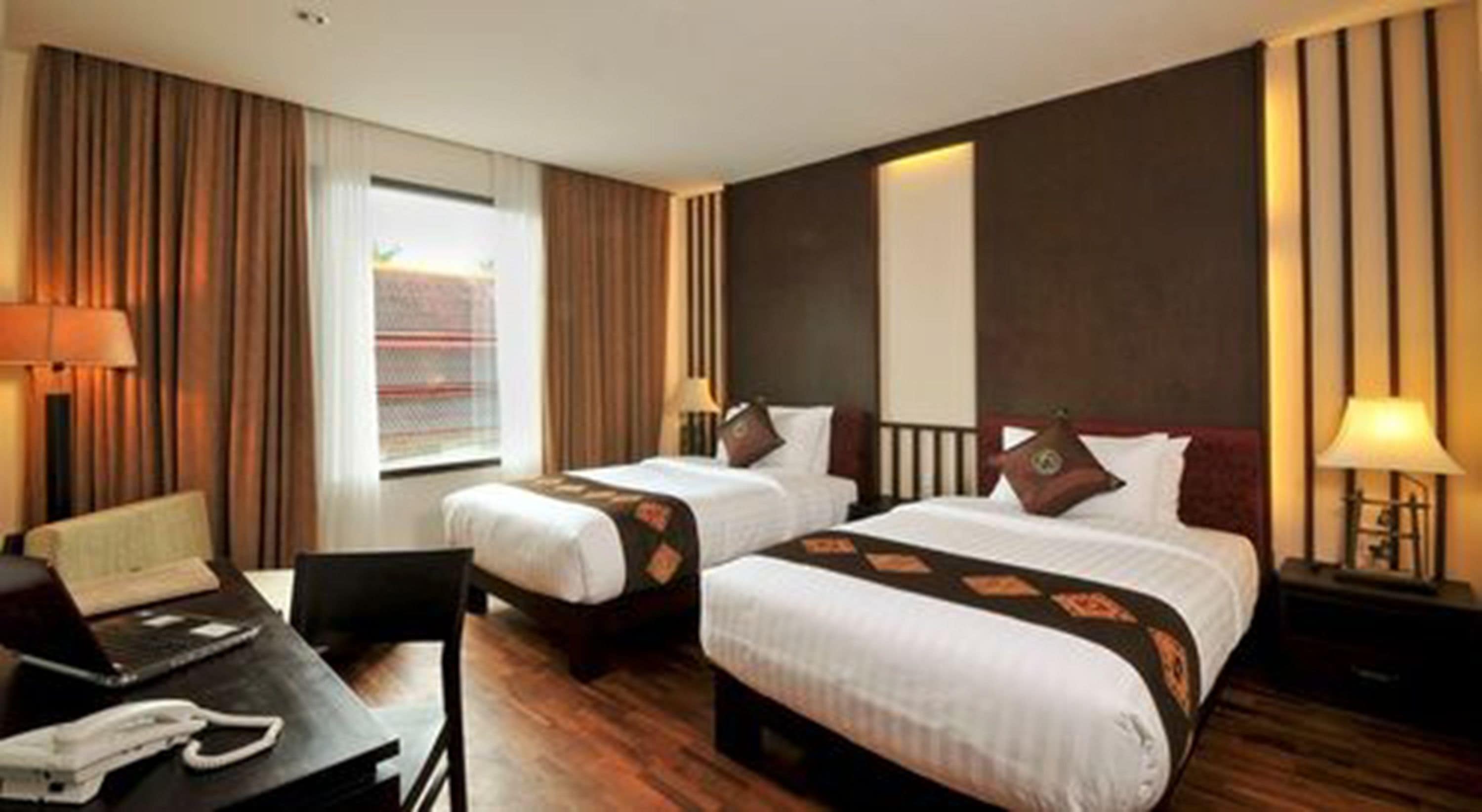 deluxe twin room | minibar, in-room safe, individually decorated, desk