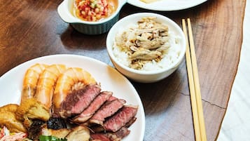 Verschiedene Gerichte, darunter Sushi, Sashimi und eine Schüssel Reis.