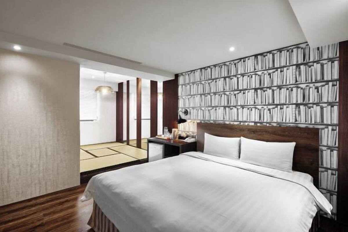 Luxe beddengoed, een bureau, een laptopwerkplek