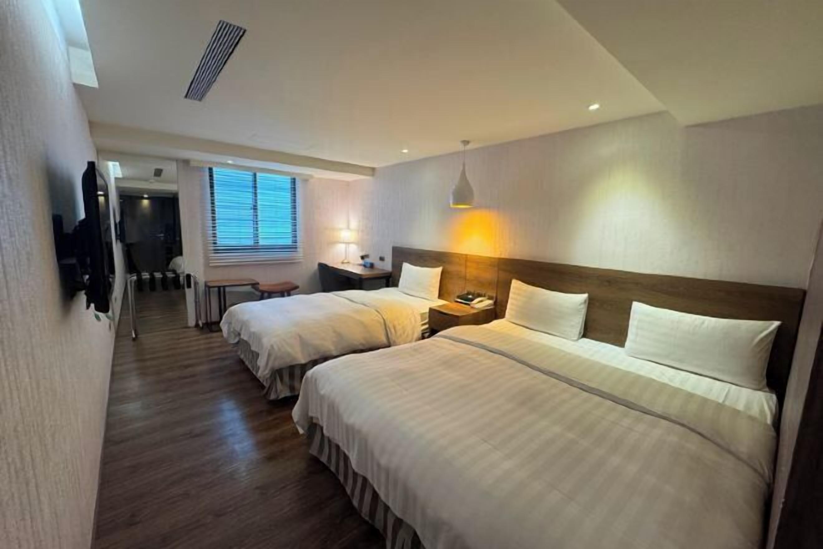 Luxe beddengoed, een bureau, een laptopwerkplek