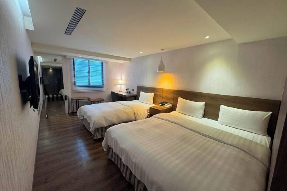 Luxe beddengoed, een bureau, een laptopwerkplek